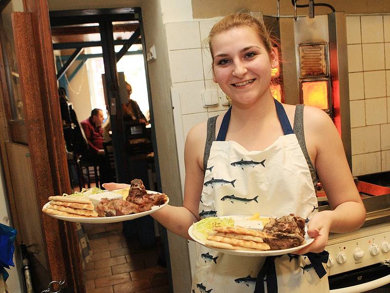 Vůně pečeného masa a pestrá hudba se nesly v neděli po poledni Sokolskou ulicí. V tamní restauraci Ellas se slavily řecké Velikonoce.