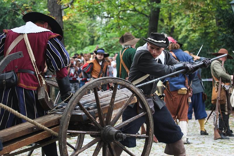 Kopec pod brněnským hradem Špilberk zaplnila bitevní vřava. Lidé přihlíželi rekonstrukci obléhání Brna z roku 1645.