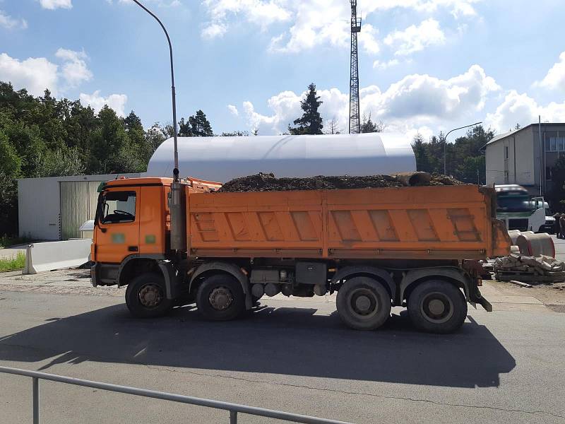 Policisté upozorňují na přetížené kamiony.