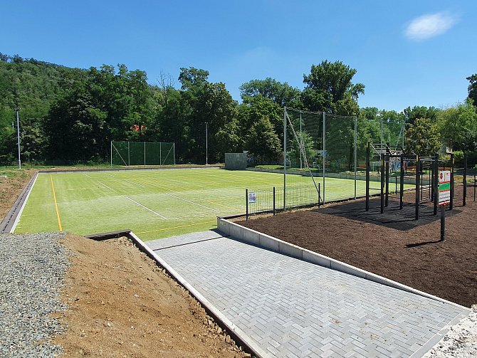 V Dolních Kounicích na Brněnsku vzniklo nové hřiště. Nabízí několik sportů.