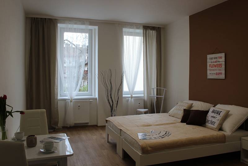Nové byty v Bratislavské ulici nabízí lidem firma RC Reinvest. Projekt společnosti trval tři roky. Stavitelé domy odkoupili od soukromých vlastníků a přistavěli dvě patra, výtahy a také parkovací místa.