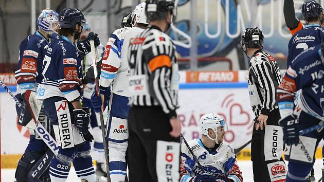 Brněnští hokejisté (v bílém) padli v šestém utkání s Vítkovicemi 3:4 po prodloužení a sezona pro ně končí