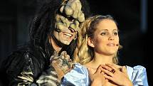 Městské divadlo uvedlo muzikál Kráska a zvíře v lucemburském Wiltzu. Na fotografii Alexander di Capri a Amelie Dobler.