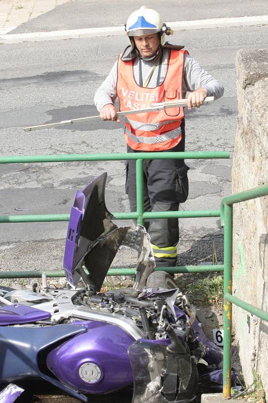 Motorkáře po nehodě v oslavanském Padochově transportoval do nemocnice vrtulník.