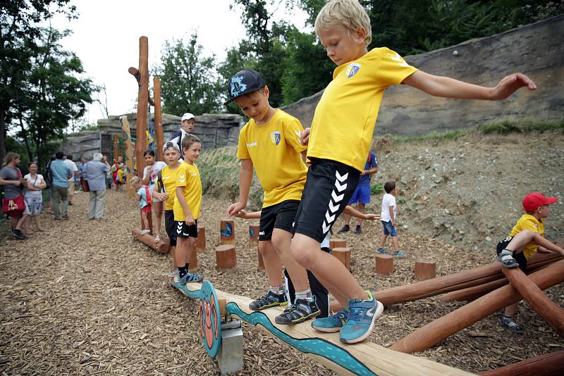 V brněnské ZOO otevřeli novou atrakci pro děti - lanovou opičí dráhu. Také nové zázemí pro žirafy.