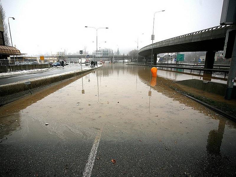 Prasklá voda zcela zablokovala dopravu v Bauerově ulici pod Pisáreckým tunelem v Brně.