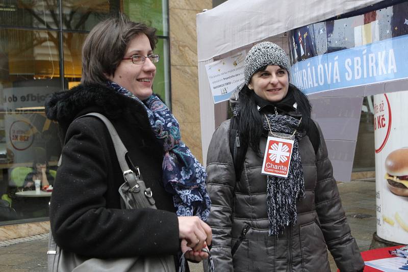 Tříkrálový stánek na rohu brněnské Masarykovy ulice a Kapucínského náměstí vybírá peníze na práci charity.