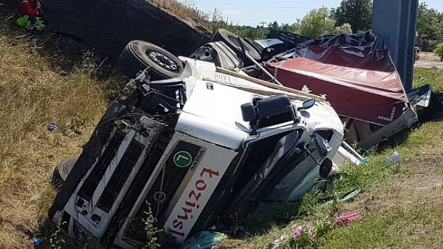 Nehoda kamionu na D52 za sjezdem na Pohořelice směr Brno komplikuje dopravu.