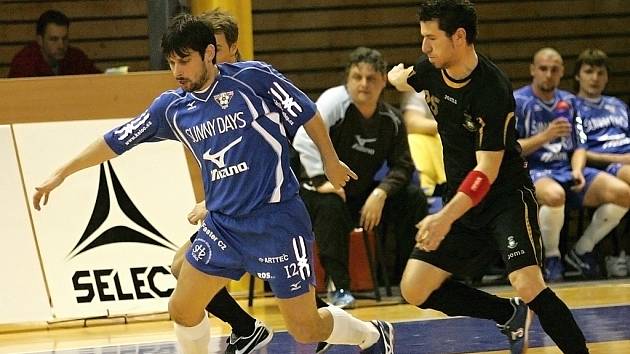 Futsalisté brněnského Helasu, v pozadí trenér Jan Loup.