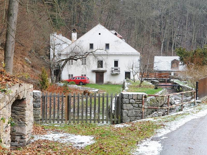 Rezervace Sokolí skála se tyčí nad řekou Svratkou u Doubravníku na Brněnsku. Kdysi tam hnízdili sokoli, ale lidé je vyhubili. Dodnes se tam ale vyskytují výři a krkavci. Poblíž je mlýn, kde žil a tvořil malíř Bohumír Matal.