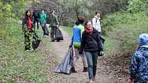 S pytli v rukou vyráží v sobotu ráno do ulic několik stovek lidí po celém Brně. Jejich cílem je vyčistit okolí svých domovů od odpadků. Podpořit akci Ukliďme Česko se rozhodla taky zhruba padesátka obyvatel Masarykovy čtvrti.