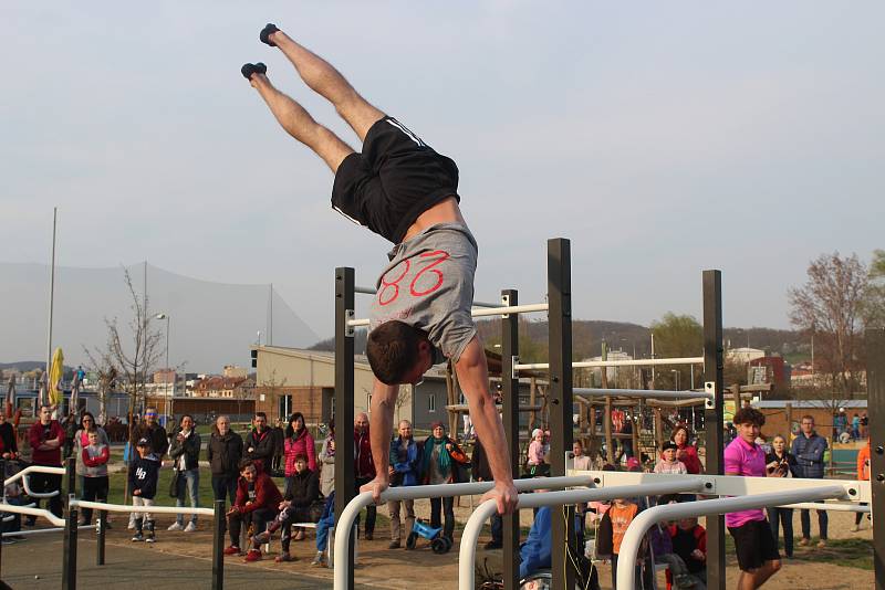 První workoutové hřiště pro handicapované se ve středu v Jundrově otevřelo Brňanům.