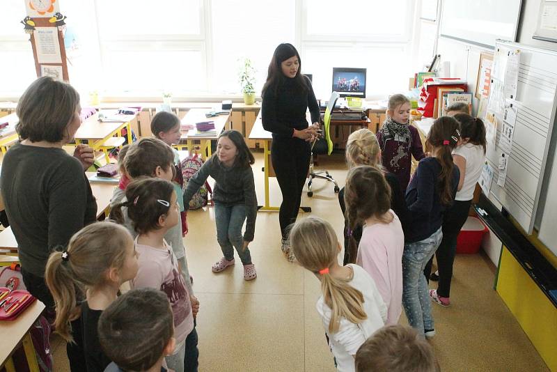 Zahraniční lektoři mají v brněnských školách představovat rozdíly mezi kulturami, přibližovat jejich jazyky a zvyky. Některým rodičům to ale vadí. 