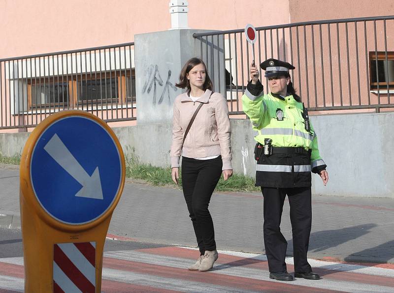 Redaktorka Deníku Rovnost Michaela Římanová (vlevo) si vyzkoušela práci strážníků.