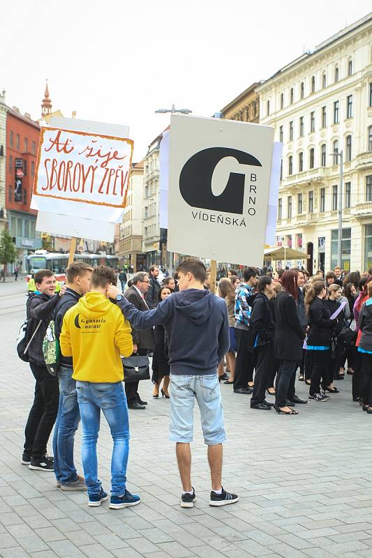 Největší gymnaziální sbor na světě zakončil společným koncertem na brněnském náměstí Svobody letošní přehlídku Gymnasia Cantant.