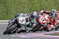 V červencovém závodě MS Superbiků na Masarykově okruhu bude největší hvězdou Ital Max Biaggi (vlevo).