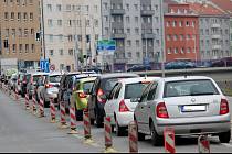 Prudce roste počet evidovaných motorových vozidel v Brně, už jich je v přepočtu 607 na tisíc obyvatel včetně dětí.