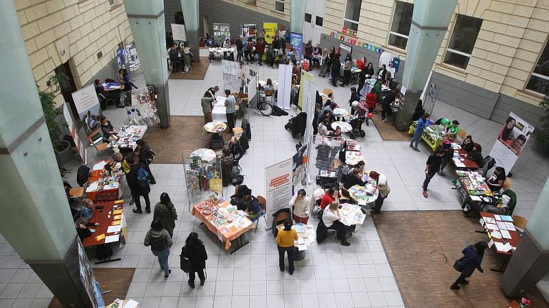 Jarmark neziskových organizací na Fakultě sociálních studií Masarykovy univerzity v Brně.