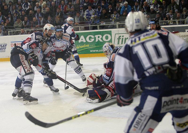 Hokejisté brněnské Komety porazili i ve čtvrtém utkání čtvrtfinálové série play-off extraligy Vítkovice, tentokrát 3:1.  Na snímku Zaťovič.