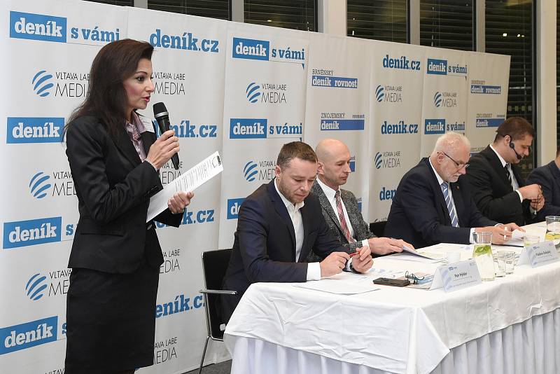 Diskuzi zahájila úvodním slovem eventová manažerka Vltava-Labe-Media Jana Švecová (vlevo), která přítomným popsala smysl akce a to, jak myšlenka diskuzí Deník s Vámi vznikla.