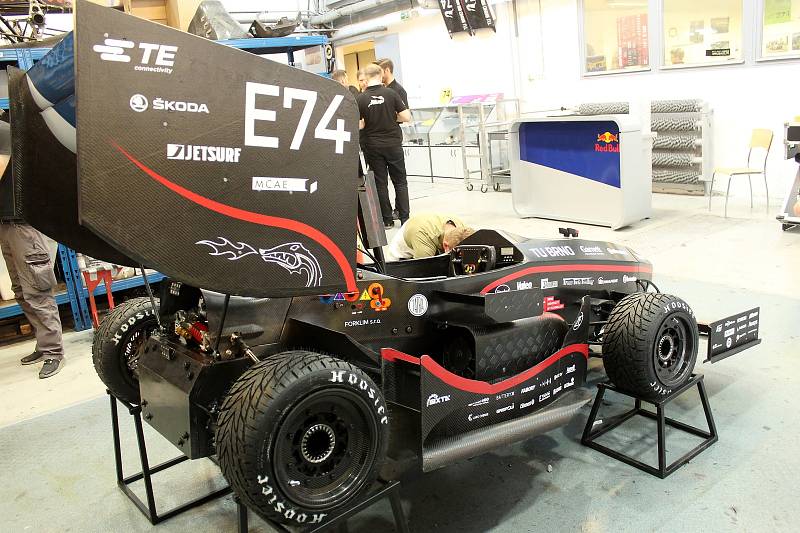 Novou elektrickou formuli Dragon e2 sestrojili studenti Vysokého učení technického v Brně. Vedoucím týmu je Ema Záňová.