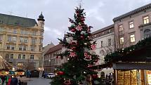 Vánoční strom na náměstí Svobody v Brně už zdobí koníci, vločky a baňky.