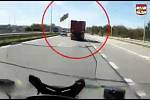Velký kus kartonu letící z kamionu v pátek odpoledne těsně minul policistu jedoucího na motorce po dálnici D1.