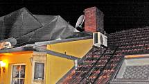 Vítr poškodil střechu domu ve čtvrti Dvorská v brněnských Tuřanech.