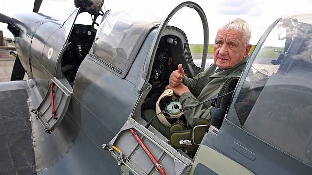 Třiadevadesátiletý generál a veterán druhé světové války Emil Boček ve stíhači spitfire.