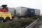 Dva kamiony a osobní auto zablokovaly jízdní pruhy 186. kilometru dálnice D1 v obou směrech u Popůvek na Brněnsku.