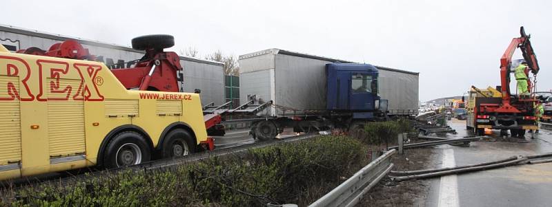 Dva kamiony a osobní auto zablokovaly jízdní pruhy 186. kilometru dálnice D1 v obou směrech u Popůvek na Brněnsku.