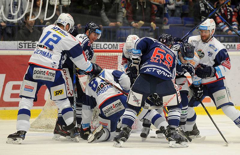 Hokejisté Komety Brno (v bílém) porazili Vítkovice i ve druhém čtvrtfinále, tentokrát 3:2 po řádné hrací době.