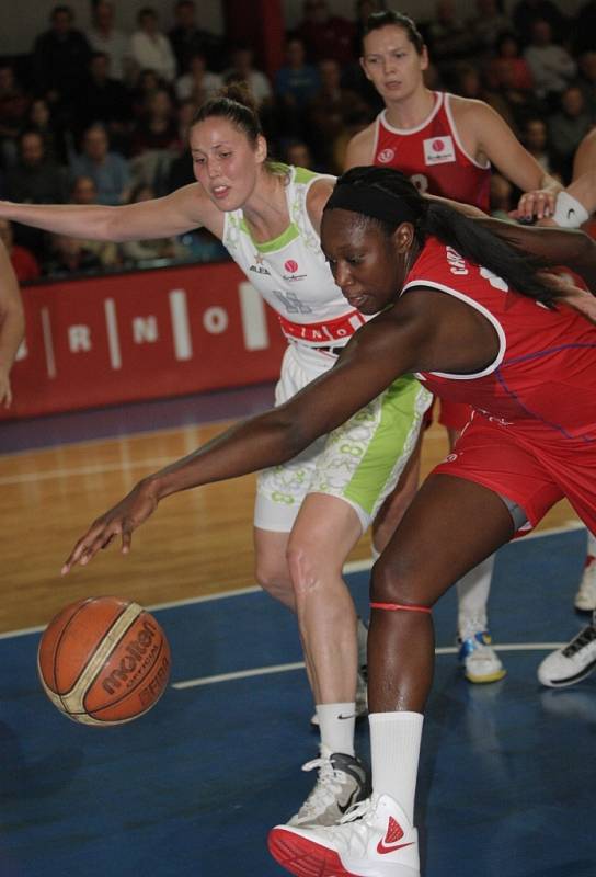 Basketbalistky IMOS Brno zvítězily ve třetím kole Evropské ligy ve skupině A nad Wislou Krakov po prodloužení 77:74.