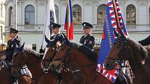 Policisté nejen z České republiky se v sedlech koní představili lidem na náměstí Svobody.