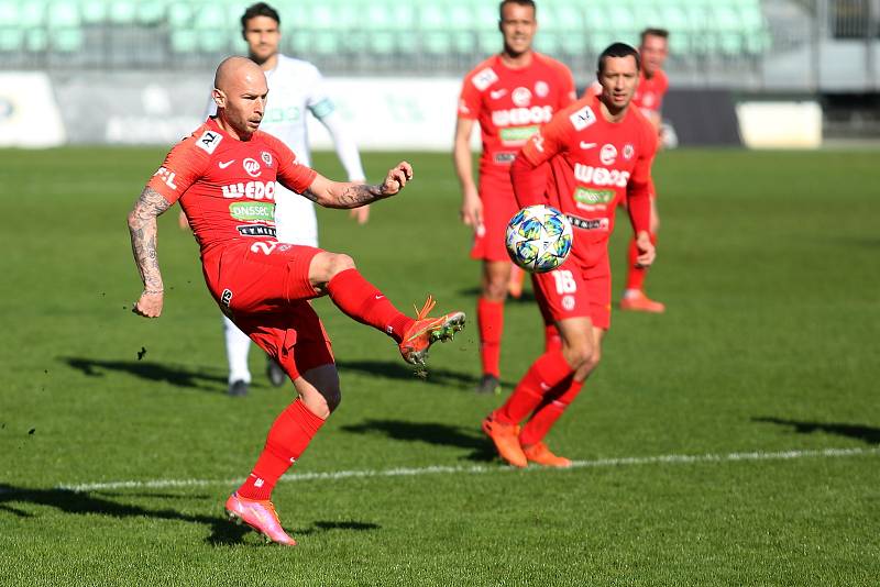 Fotbalisté Zbrojovky Brno (v červeném) remizovali na hřišti Karviné 1:1.