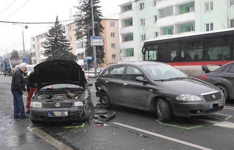 Nehoda ve Svatoplukově ulici zablokovala dopravu.