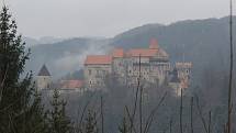 Pernštejn zachvátily přesně před deseti lety plameny. Paradoxně díky požáru se podařilo hrad kompletně opravit a podle památkářů je nyní krásný jako před pěti sty lety.