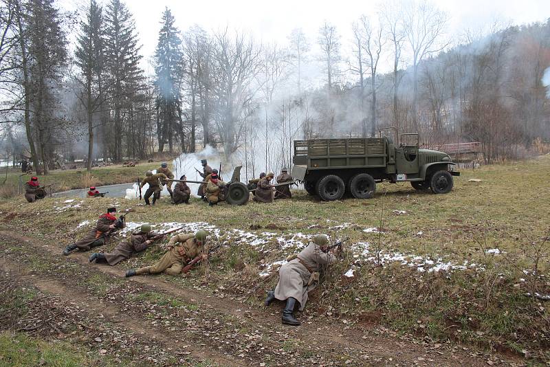 Nadšenci vojenské historie předvedli ve Skalici nad Svitavou rekonstrukci bitvy z druhé světové války, při které Rudá armáda zaútočila na nacistické jednotky u řeky Wisly.