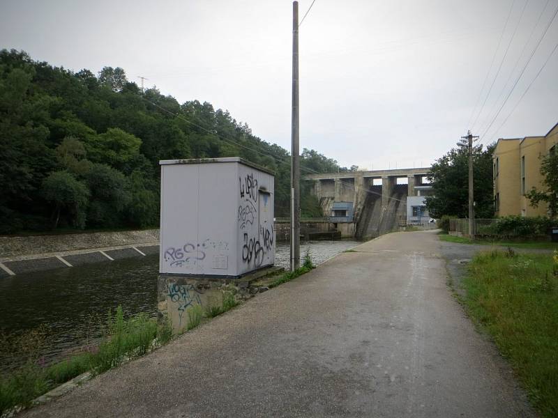 Desetitisícovou škodu způsobil jednadvacetiletý muž z Brna, když fixou nedávno popsal různé objekty v okolí Brněnské přehrady.