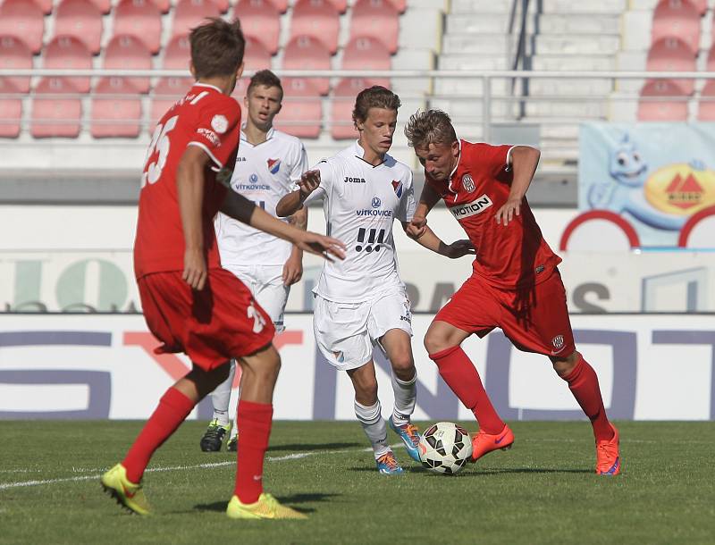 Fotbalisté juniorky brněnské Zbrojovky (v červených dresech) v pondělí sehráli vydařený duel s ostravským Baníkem. Už v sedmé minutě se z penalty trefil David Štrombach a určil ráz utkání, které nakonec skončilo výhrou Brňanů 6:1. 