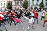 Tancem na brněnském náměstí Svobody v pátek studenti a vyučující Masarykovy univerzity připomněli pětadevadesáté výročí založení školy.