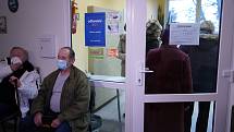 Pilotní místní očkování vakcínou proti Covid-19 v Těšanech na Brněnsku. Pro první dávku si přišli starší osmdesáti let do zdravotního střediska v obci, 20.ledna 2021.