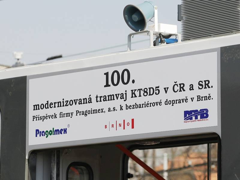 Už sedmadvacátá tramvaj typu KT8D5, která je přestavěná na nízkopodlažní, jezdí po Brně. Nápis nad dveřmi pro kočárky cestující upozorňuje, že tramvaj je stým takto upraveným vozidlem v Česku a na Slovensku.