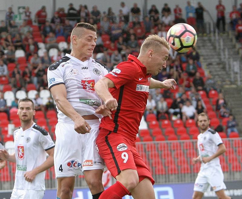 Trápení pokračuje. Fotbalisté brněnské Zbrojovky sice v sedmém ligovém kole doma s Hradcem Králové vedli po brance Michala Škody, tři body jim však hosté těsně před koncem sebrali.