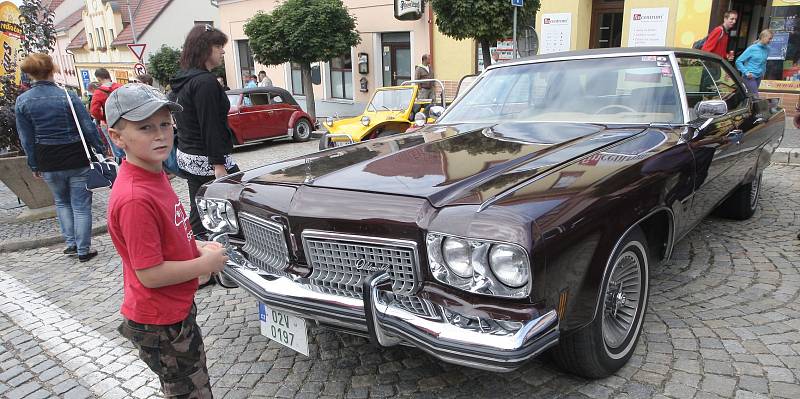 Vlastnit auto bývala rarita a taky drahá záležitost. Kdo tedy vůz měl, střežil ho jako oko v hlavě a provětrával jen svátečně. Lidé z Tišnova na Brněnsku si tuto dobu v sobotu připomněli už popatnácté na Přehlídce elegance historických vozidel.