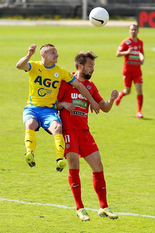 Brněnští fotbalisté (v červeném) doma jen remizovali s Teplicemi 0:0.