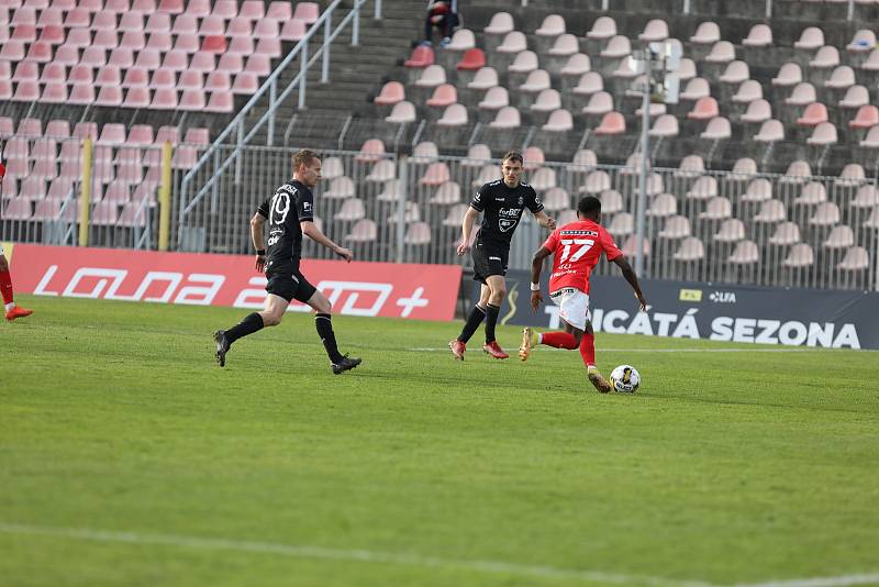 Fotbalisté Zbrojovky (v červeném) podlehli Jablonci 1:2.