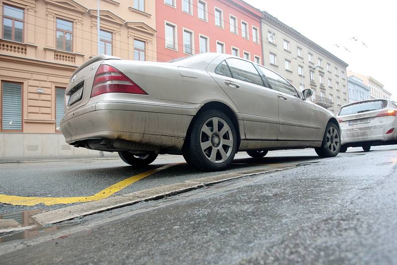 Zatímco nyní je Údolní ulice v centru města pro řidiče téměř jistým místem kde si za parkování vykoledovat pokutu nebo odtah auta, už brzy v ní zaparkují svá auta bez problému. Na radnici Brna-středu chtějí prosadit parkování na jedné straně ulice.