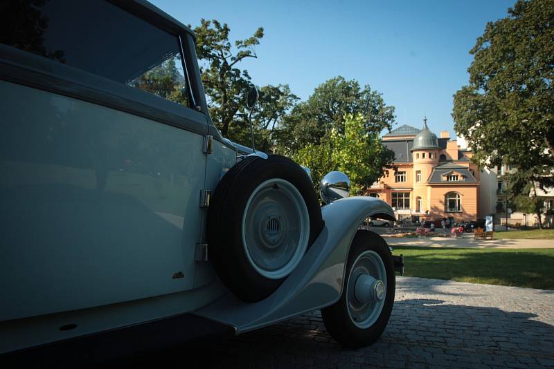 Atmosféra první republiky dýchla na návštěvníky secesní vily Löw-Beer, když přišli na na výstavu Auta brněnských továrníků. Za zvuku dobové hudby mohli lidé spatřit několik vzácných veteránů jako například Austro-Daimler nebo Tatra 30. 