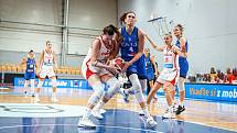 Basketbalistka Natálie Stoupalová (vlevo) si v kvalifikaci na mistrovství Evropy připsala čtyři starty.